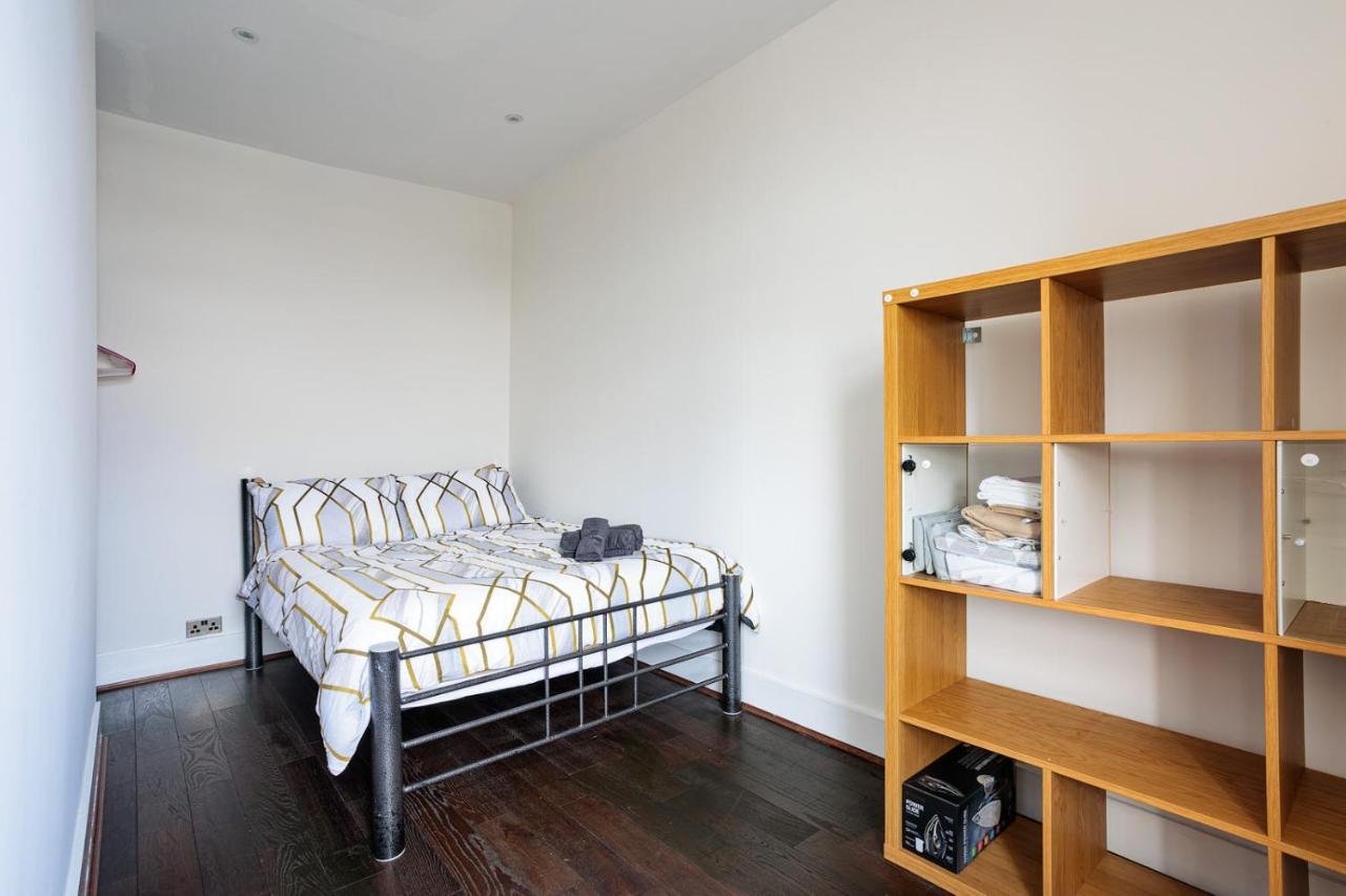 Ferienwohnung Entire Luxurious Flat Sleeps 4 Persons London Exterior foto